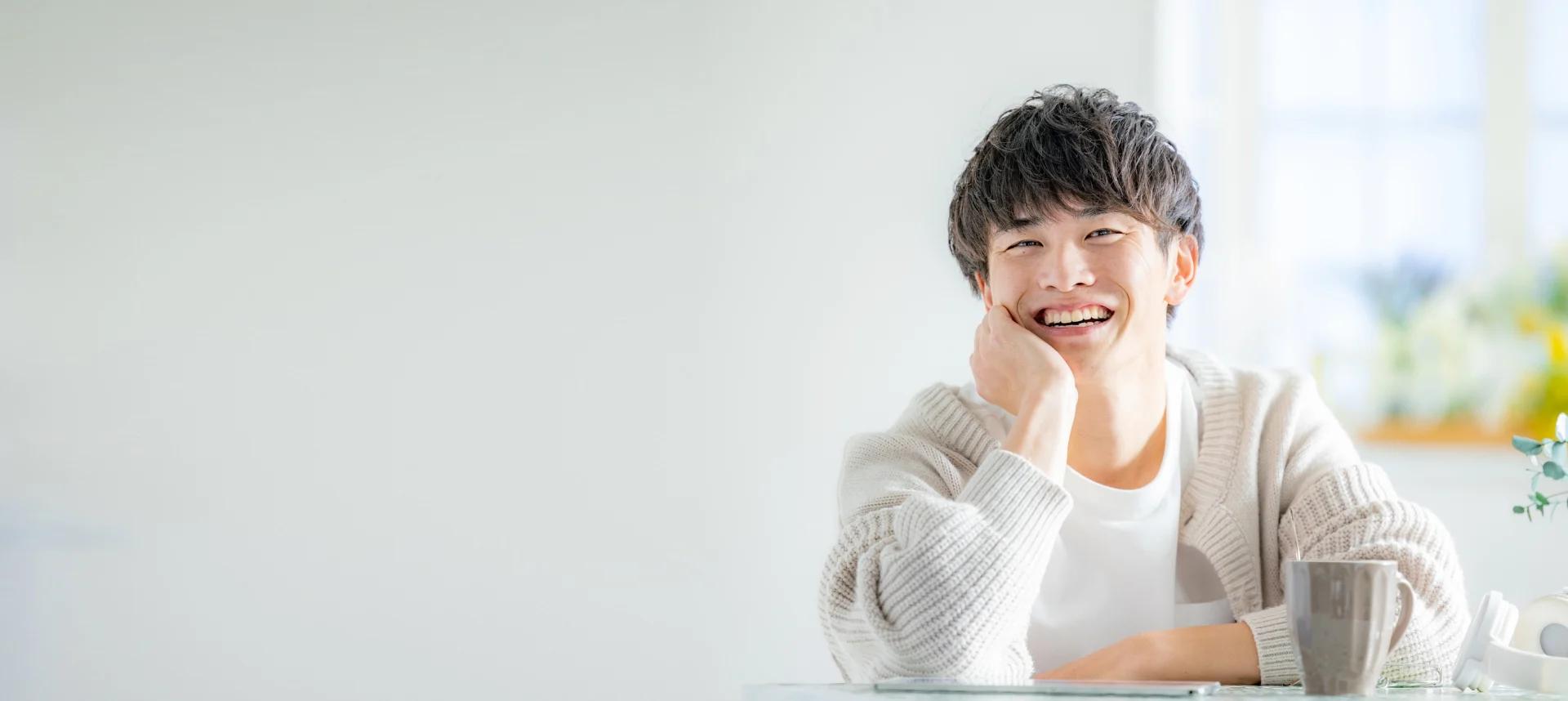 鏡を見ながら、あごのひげを確認する日本人男性